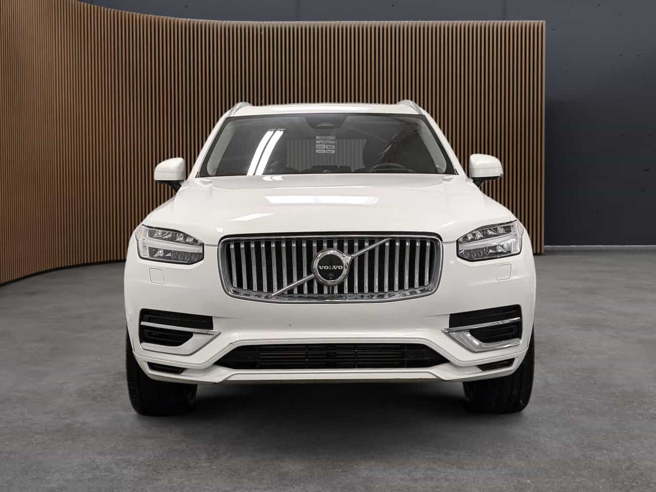 2025 Volvo XC90 T8 AWD Ultra Bright Theme 7-Seater - Image 3