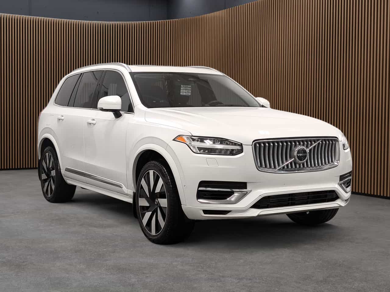2025 Volvo XC90 T8 AWD Ultra Bright Theme 7-Seater - Image 4