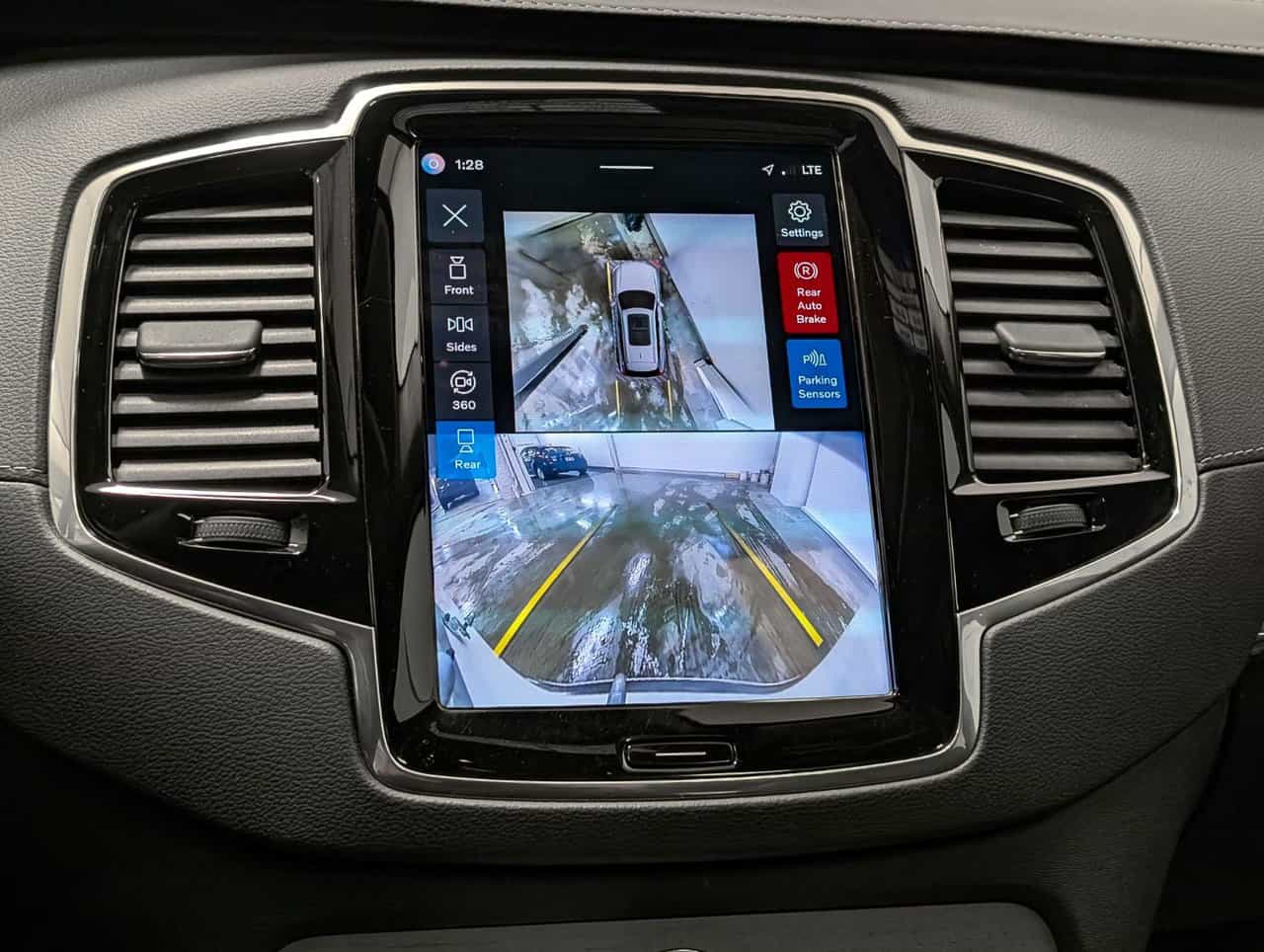 2025 Volvo XC90 T8 AWD Ultra Bright Theme 7-Seater - Image 14