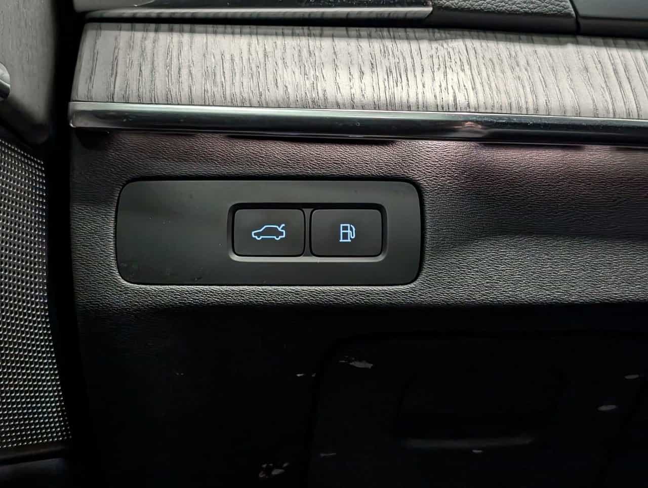 2025 Volvo XC90 T8 AWD Ultra Bright Theme 7-Seater - Image 20