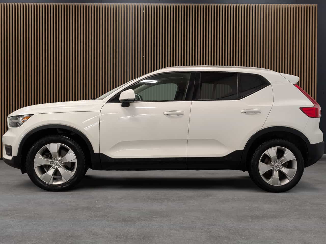 2020 Volvo XC40 Momentum - Image 2