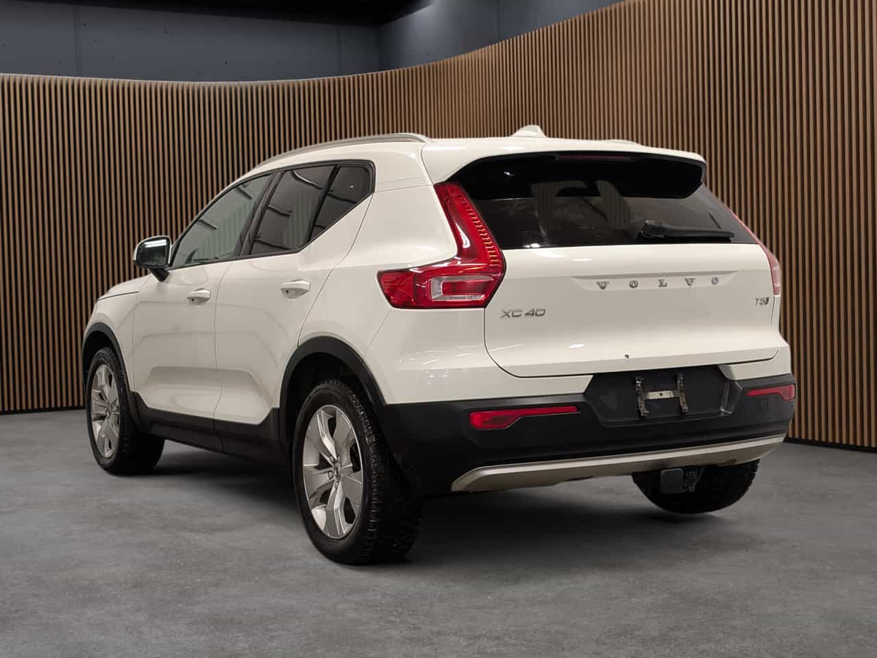 2020 Volvo XC40 Momentum - Image 5