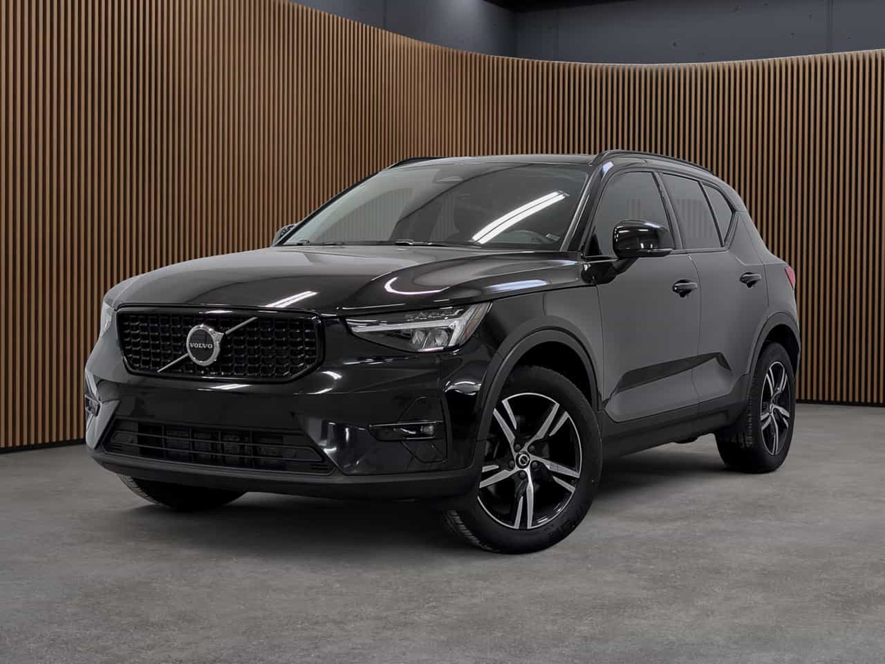 2023 Volvo XC40 Plus Dark B5 - Image 1