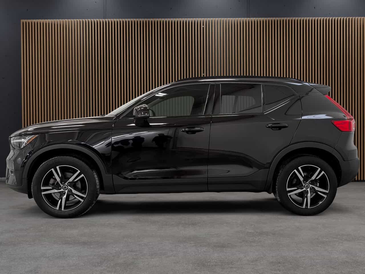 2023 Volvo XC40 Plus Dark B5 - Image 2