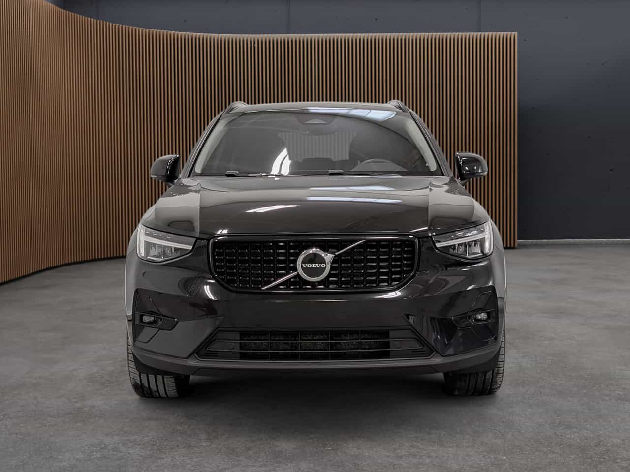 2023 Volvo XC40 Plus Dark B5 - Image 3