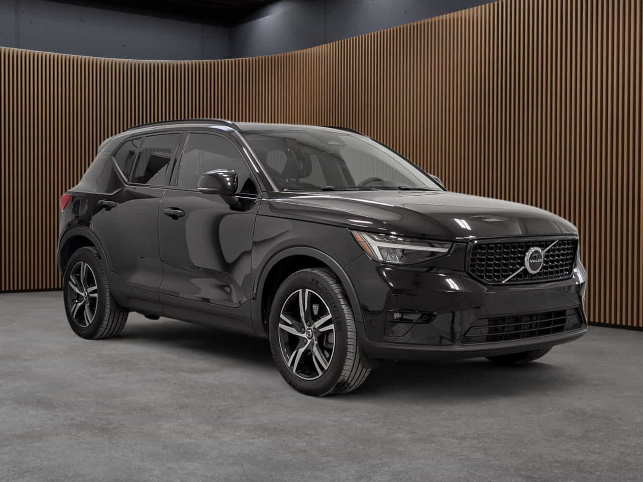 2023 Volvo XC40 Plus Dark B5 - Image 4