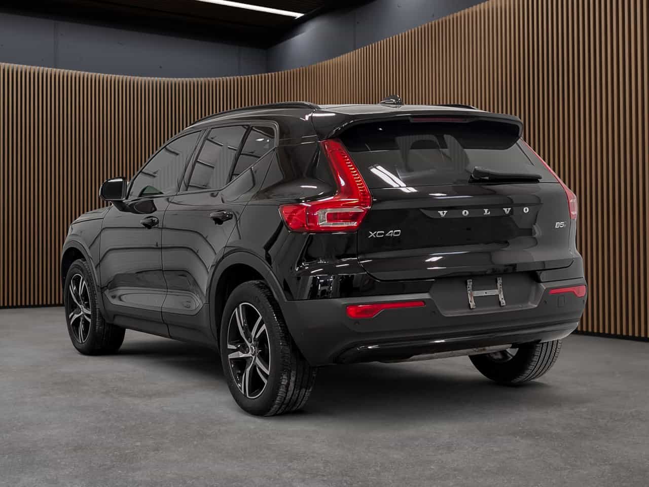 2023 Volvo XC40 Plus Dark B5 - Image 5