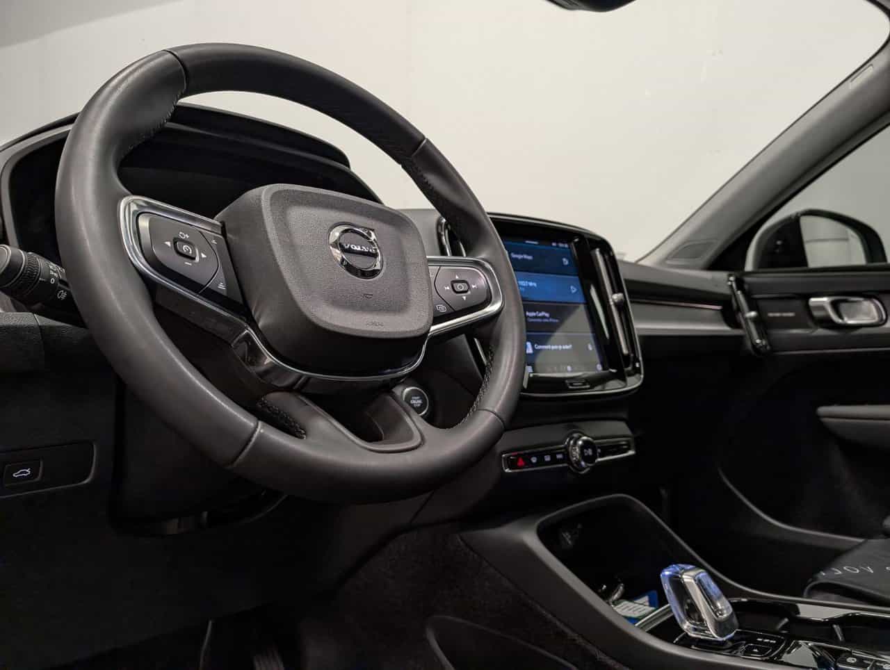 2023 Volvo XC40 Plus Dark B5 - Image 8
