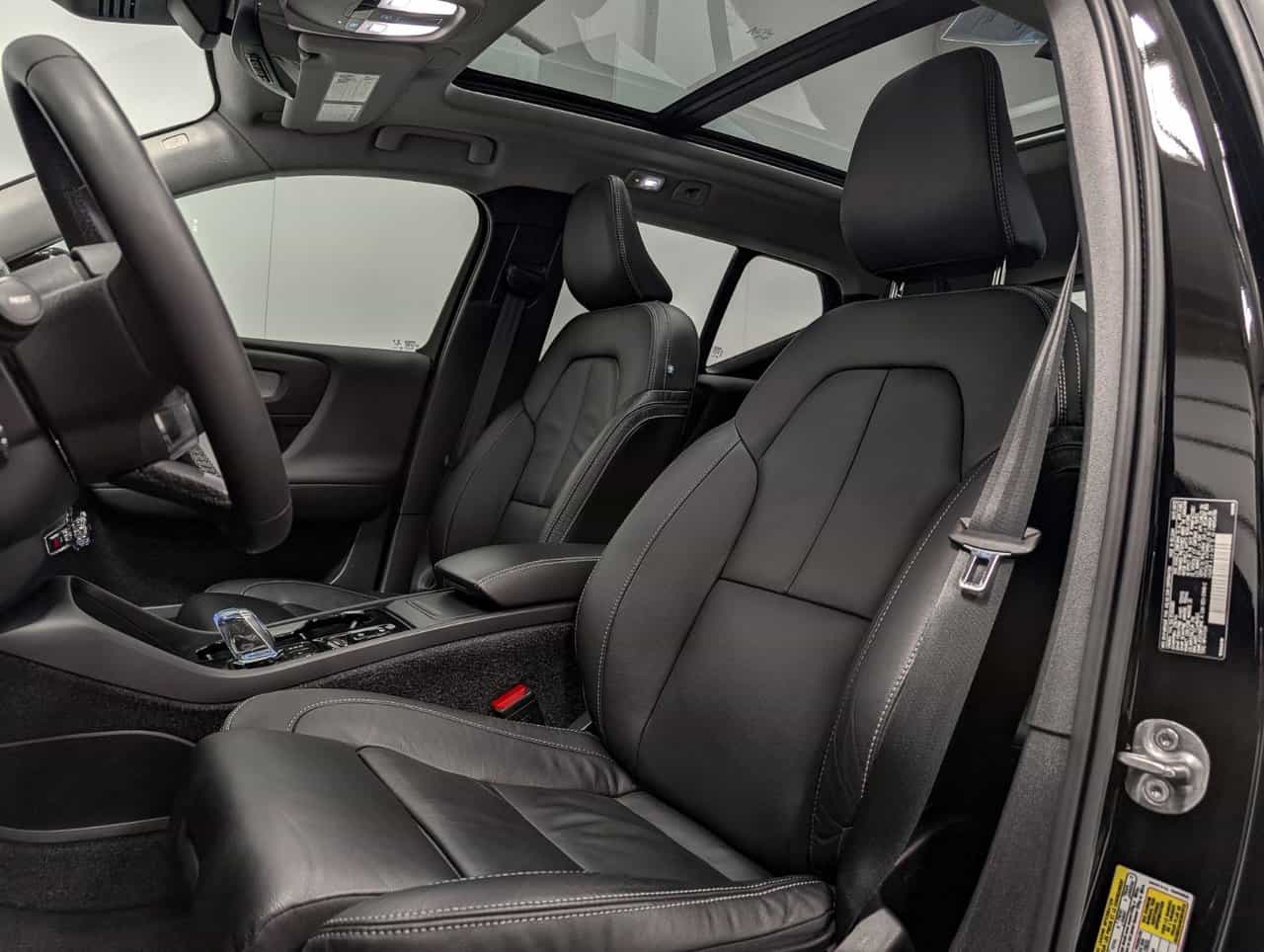 2023 Volvo XC40 Plus Dark B5 - Image 9