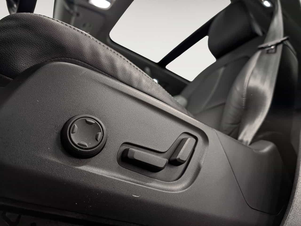 2023 Volvo XC40 Plus Dark B5 - Image 10