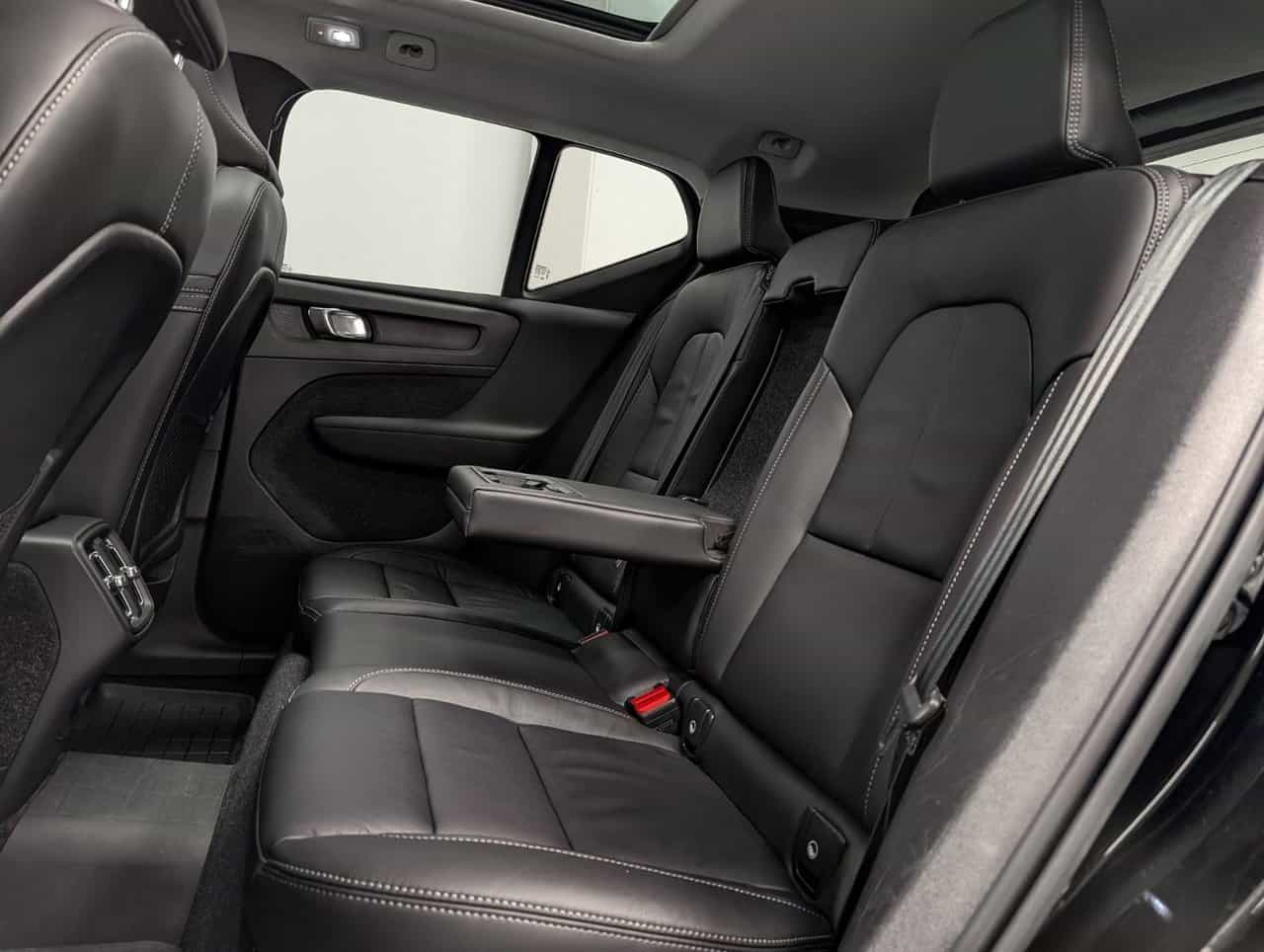 2023 Volvo XC40 Plus Dark B5 - Image 11