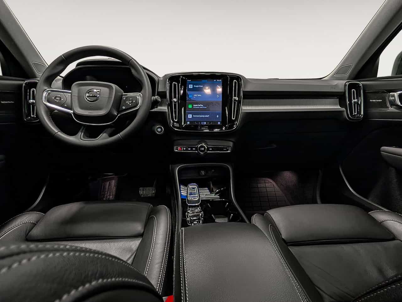 2023 Volvo XC40 Plus Dark B5 - Image 12