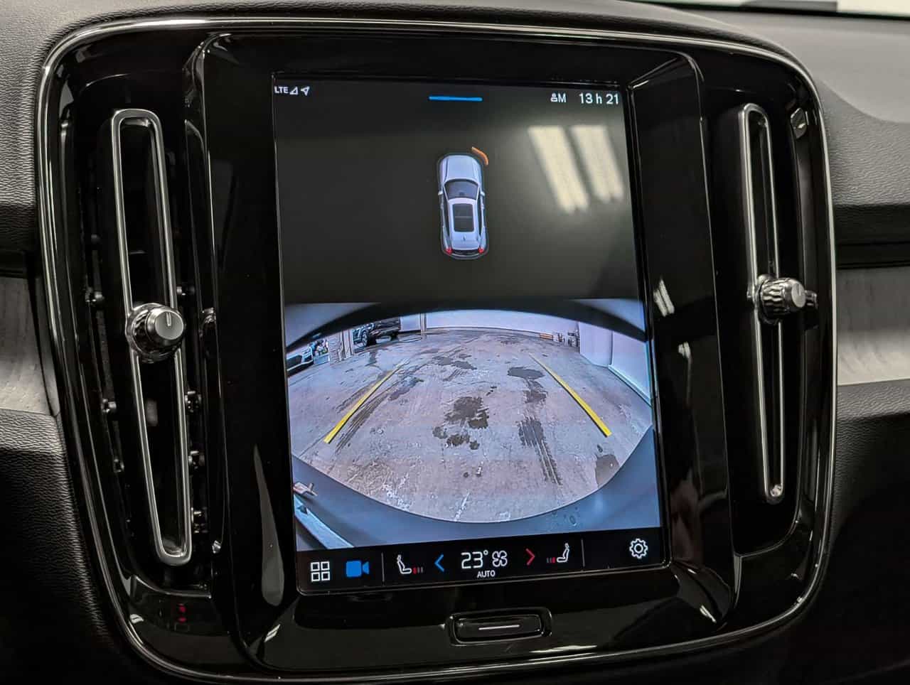 2023 Volvo XC40 Plus Dark B5 - Image 15