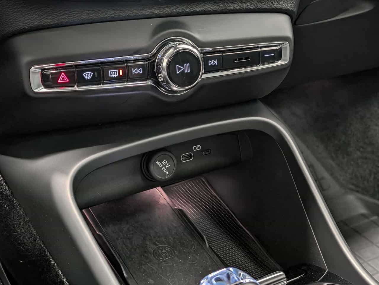 2023 Volvo XC40 Plus Dark B5 - Image 16