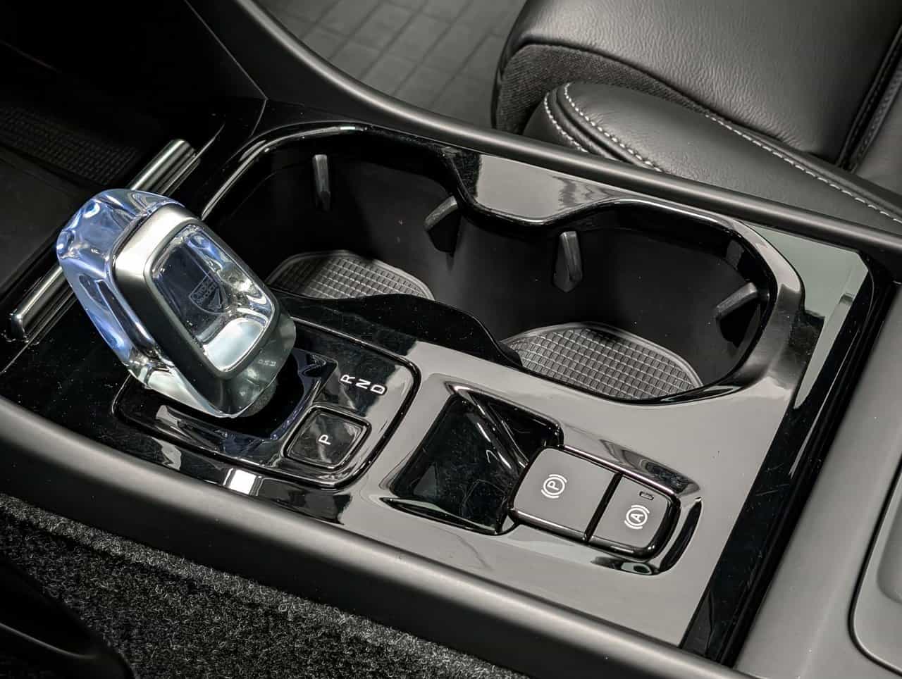 2023 Volvo XC40 Plus Dark B5 - Image 17