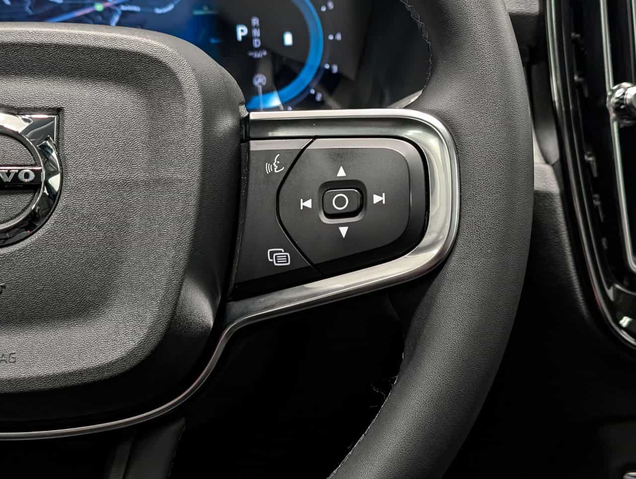 2023 Volvo XC40 Plus Dark B5 - Image 19