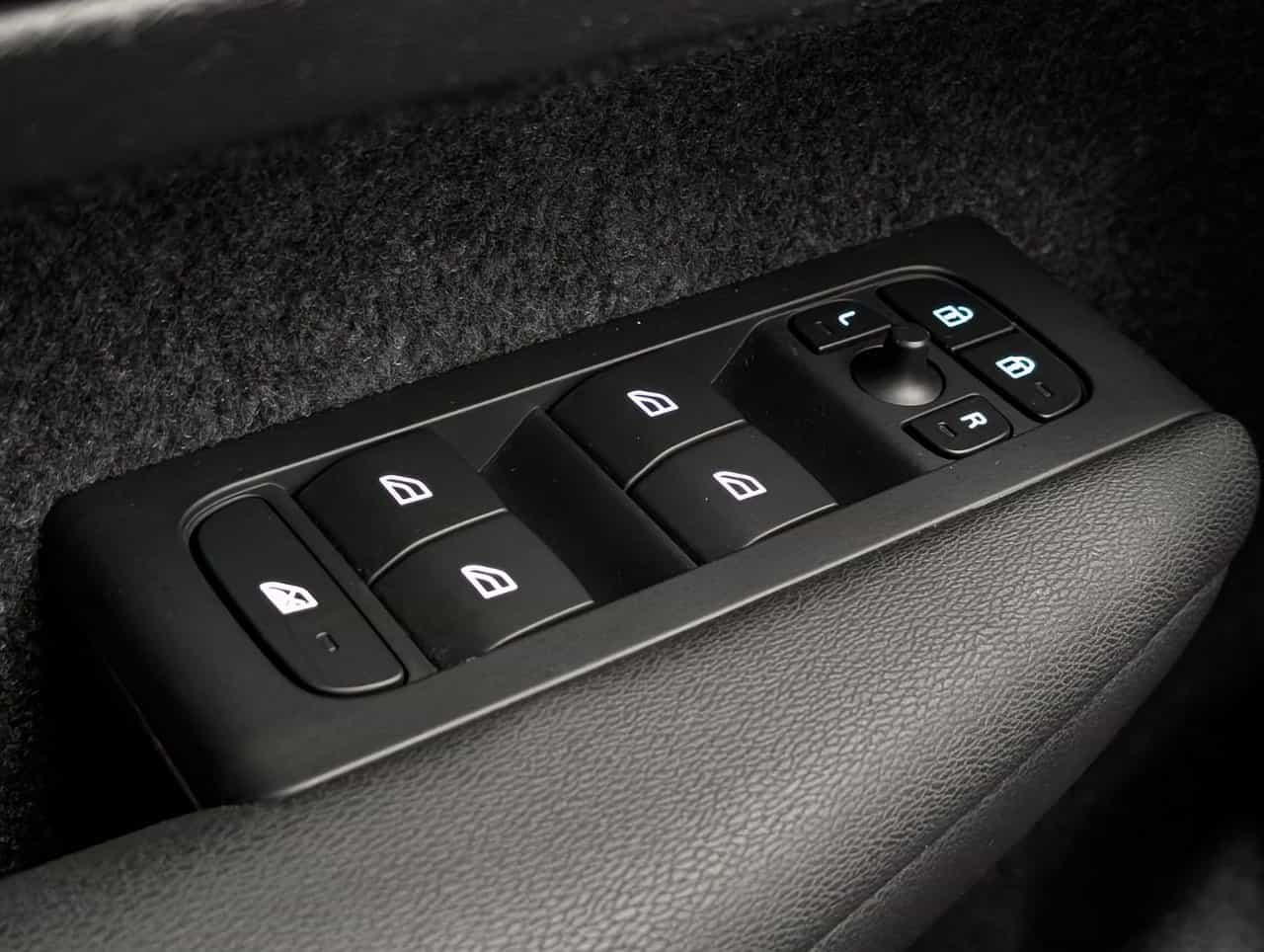 2023 Volvo XC40 Plus Dark B5 - Image 24