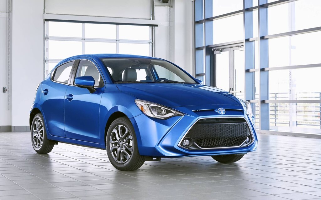 Une Toyota Yaris 2020 stationné dans un garage.