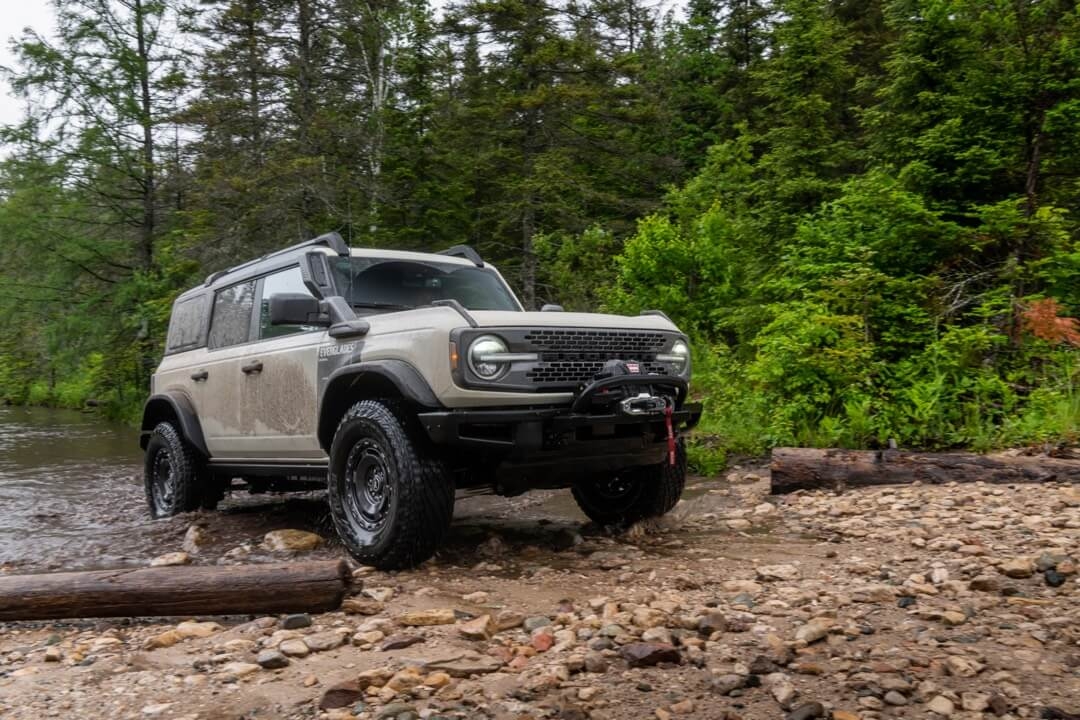 Un Ford Bronco qui roule dans les bois