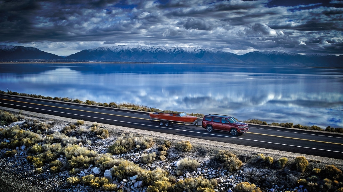 Jeep Wagoneer 2025 - SUV with 4x4 capability and a towing capacity of 10,000 lbs, perfect for towing a boat.