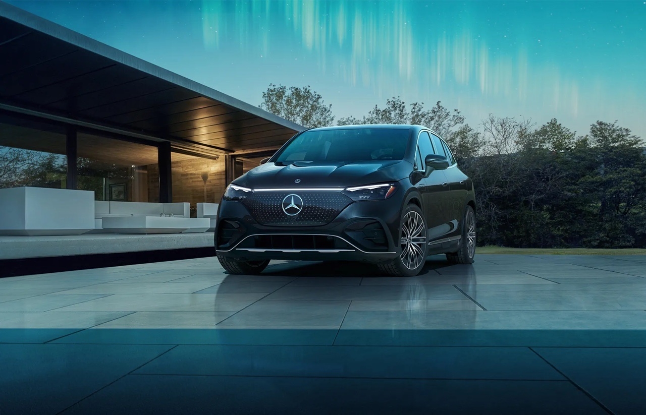Mercedes EQE VUS 2025 de profil dans un environnement montagneux, mettant en lumière son luxe discret et ses courbes élégantes.
