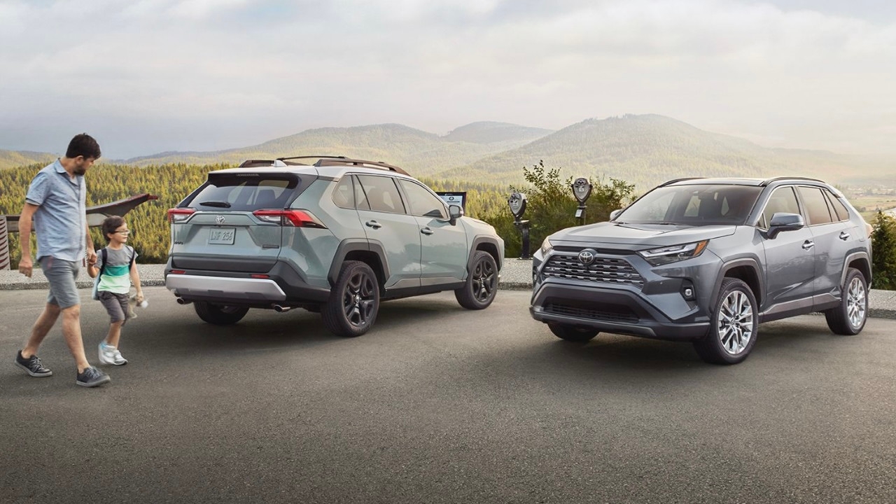Un homme et son fils qui s'apprête à monter dans leur Toyota Rav4.