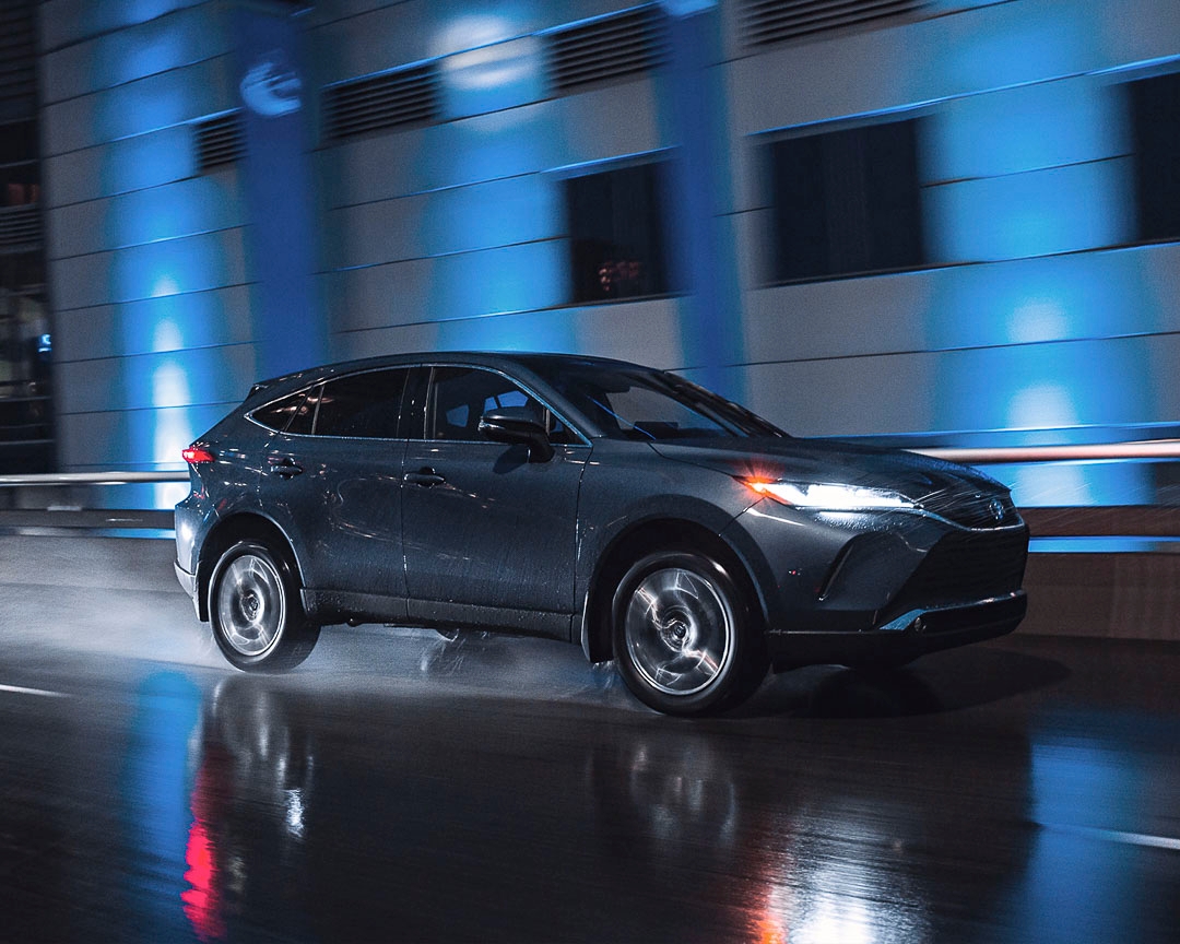 Toyota Venza hybride roulant de nuit, VUS intermédiaire économique et confortable pour les escapades.
