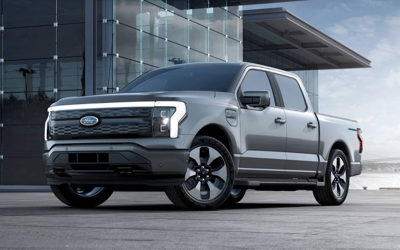 Ford F-150 Lightning 2025 à l’arrêt dans un décor forestier, mettant en valeur sa robustesse et sa polyvalence électrique.