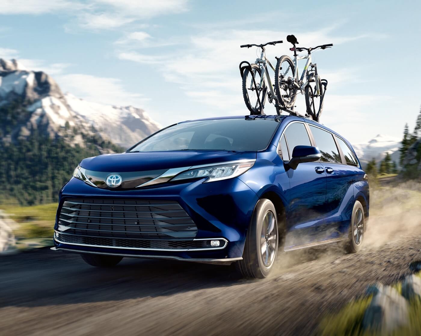 Toyota Sienna hybride 2022 avec vélos sur le toit, minifourgonnette fiable et idéale pour les familles.