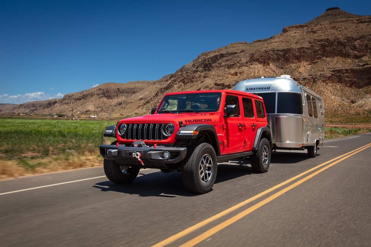 Jeep Wrangler Rubicon 2025 - SUV 4x4 towing a trailer, capacity up to 5000 lbs.