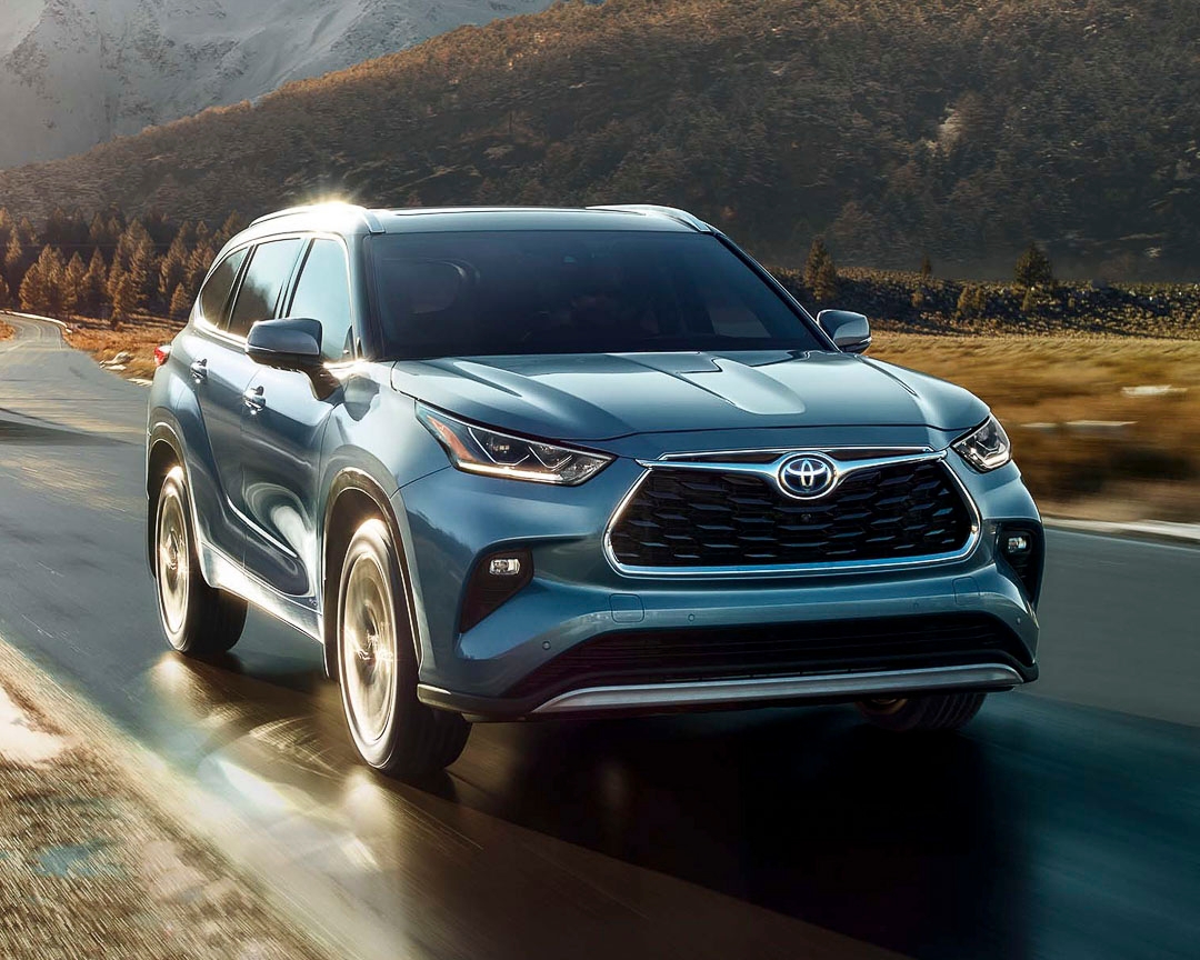 Toyota Highlander 2022 roulant en montagne, VUS intermédiaire fiable et spacieux pour les familles.