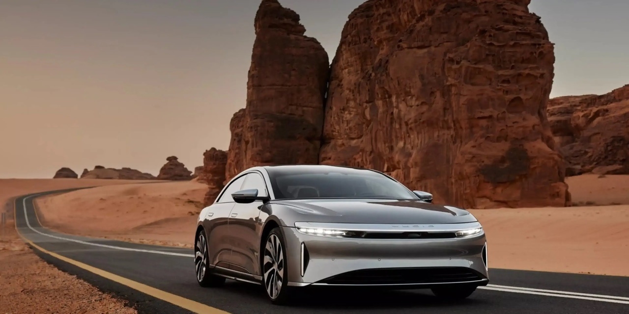 Lucid Air Grand Touring en conduite sur route dégagée, capturant l’union du luxe et de la performance électrique haut de gamme.