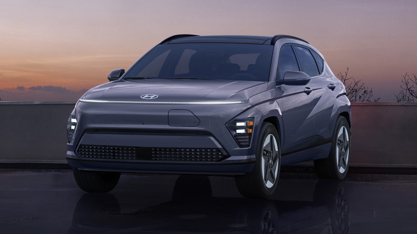 Le Hyundai Kona EV stationné pour le coucher du soleil.