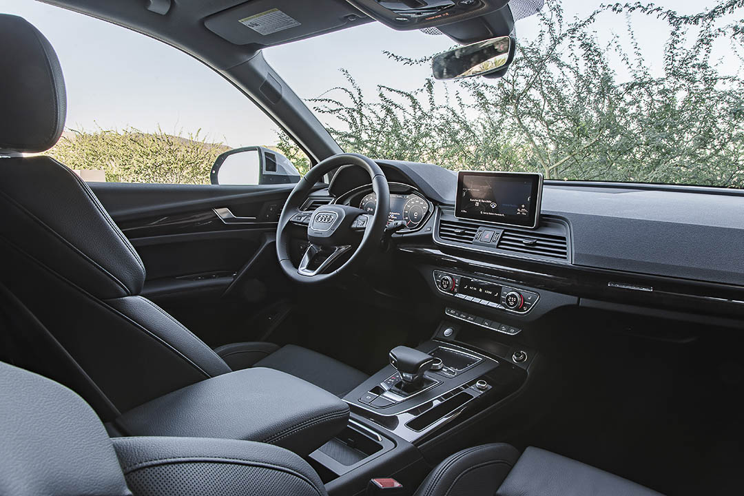 vue de la planche de bord, de la console centrale et du volant à bord du Audi Q5 2018