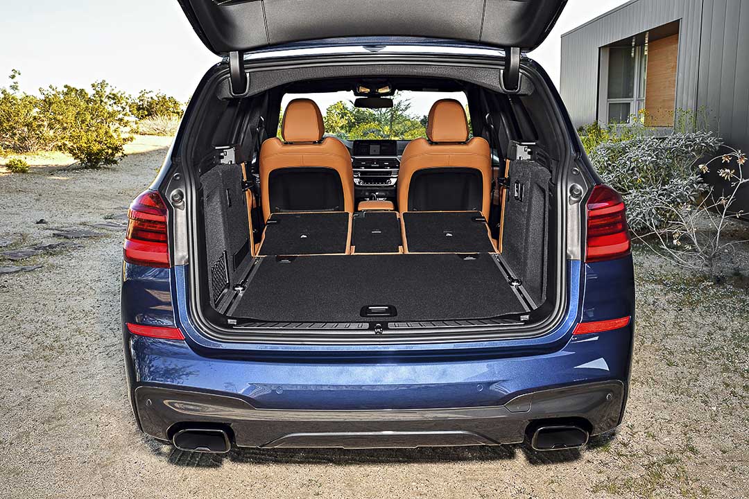 vue arrière du BMW X3 2017 avec le coffre ouvert et les sièges arrières rabattuent