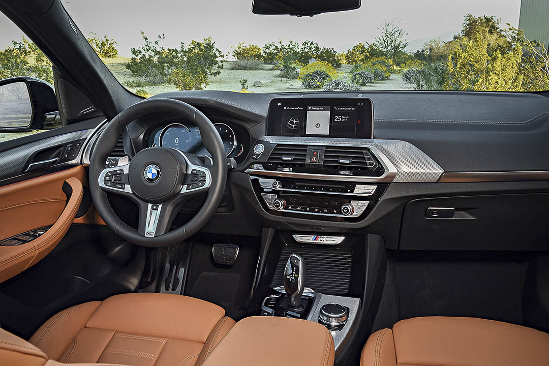 vue de laplanche de bord, du volant et de la console centrale à bord du BMW X3 2017