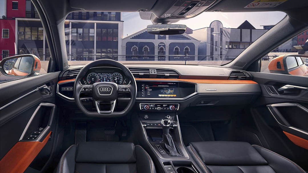 vue à bord du Audi Q3 avec la console centrale et le volant