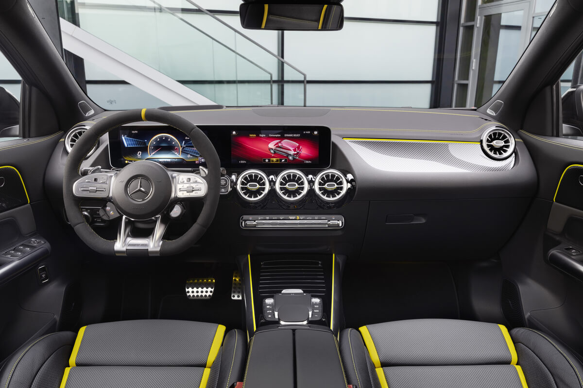 vue du volant et de la console centrale du Mercedes-Benz GLA