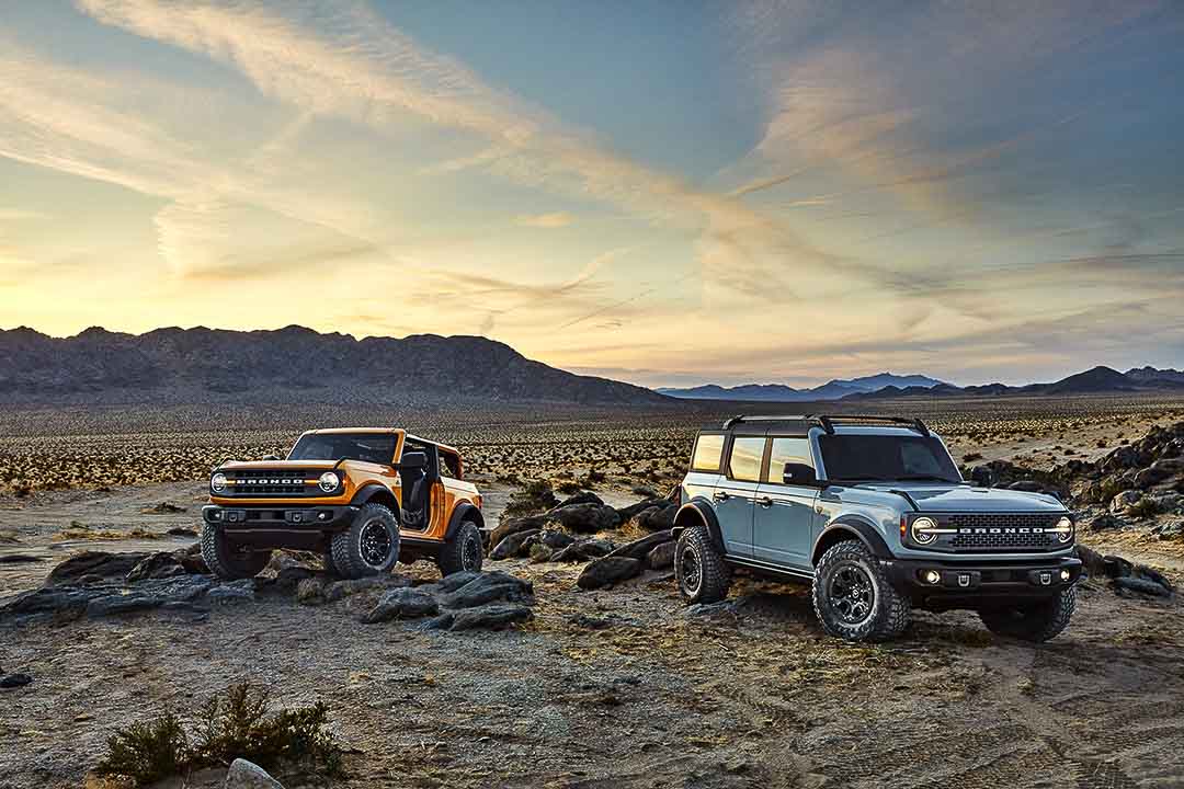 Deux 4x4 Ford Bronco 2021 garés dans un territoire désertique
