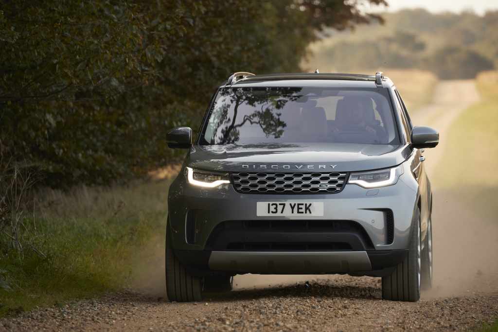 vue avant du VUS 4x4 de luxe Land Rover Discovery 2020 roulant sur une route de gravels